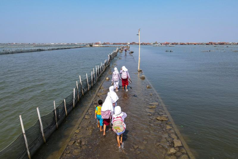 drum înghițit de ape în Indonezia, Foto: BAY ISMOYO / AFP / Profimedia