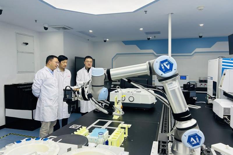 Robotul capabil să producă oxigen pe Marte, Foto: Zhou Chang / Xinhua News / Profimedia