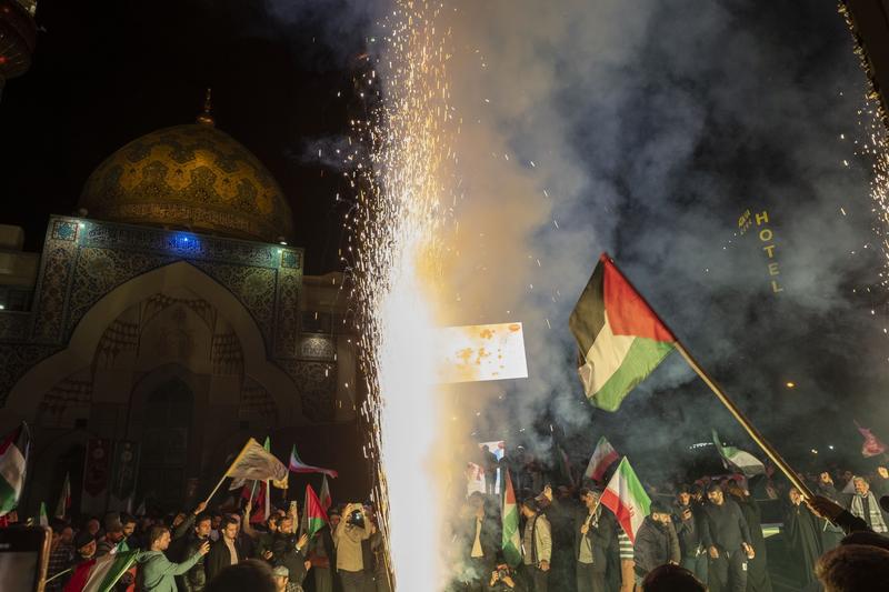 Oamenii au fluturat steaguri iraniene și palestiniene în Teheran în timpu ce sărbătoreau atacul masiv împotriva Israelului, Foto: Morteza Nikoubazl/NurPhoto/Shutt / Shutterstock Editorial / Profimedia