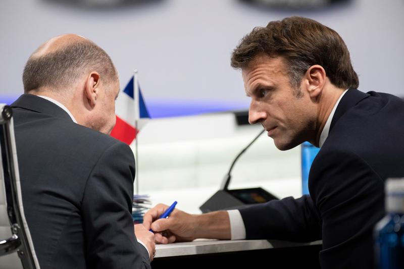 Emmanuel Macron discută cu Olaf Scholz, Foto: Eliot Blondet / AP / Profimedia