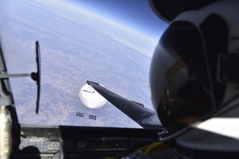 Un pilot american și-a făcut un selfie cu balonul-spion doborât la începutul lunii februarie 2023, Foto: AA/ABACA / Abaca Press / Profimedia