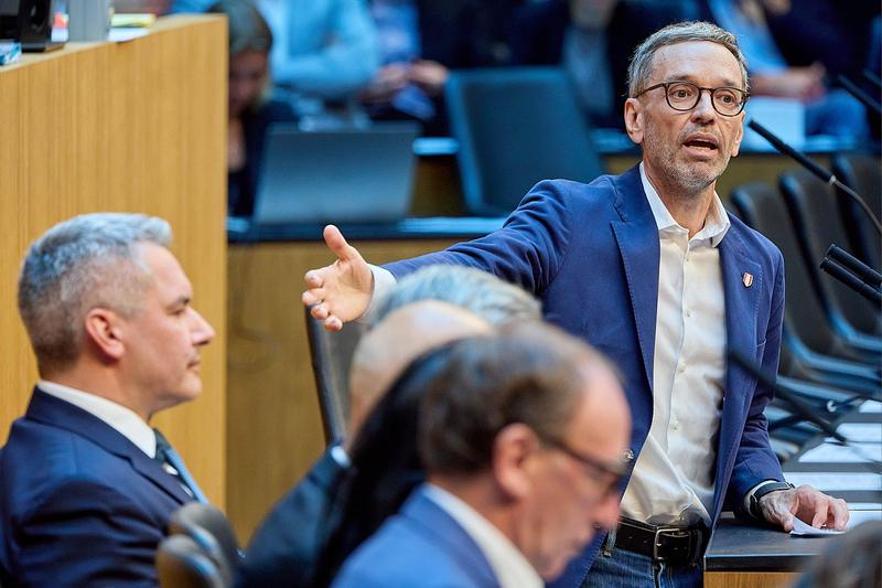 Herbert Kickl (dreapta), alaturi de cancelarul Karl Nehammer in parlament, Foto: photonews.at/Georges Schneider / imago stock&people / Profimedia