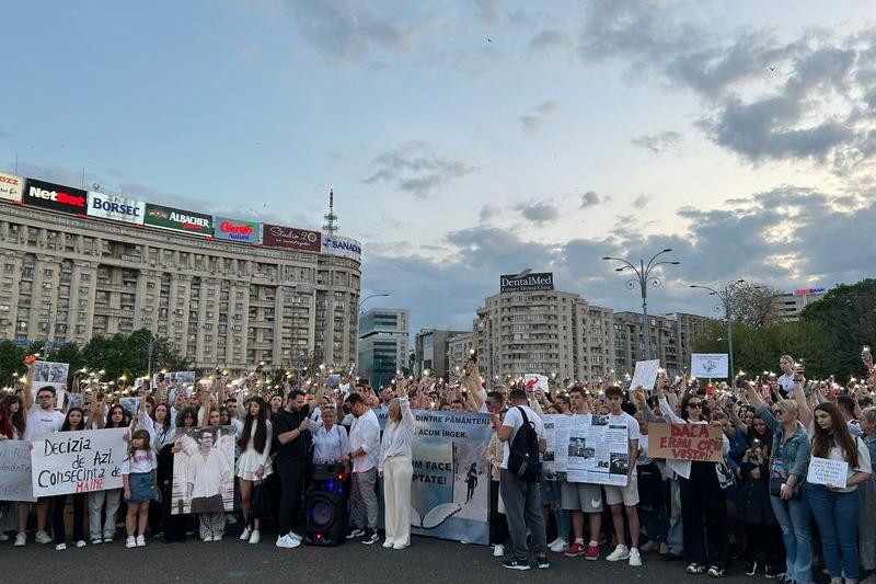 Oameni cu luminite aprinse pentru victimele tragediei din 2 Mai, Foto: HotNews.ro / Alexandra Nistor