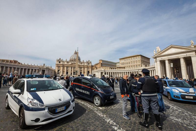 Carabinieri in Piata Sfantul Petru din Roma, Foto: Giuseppe Ciccia / Alamy / Profimedia Images