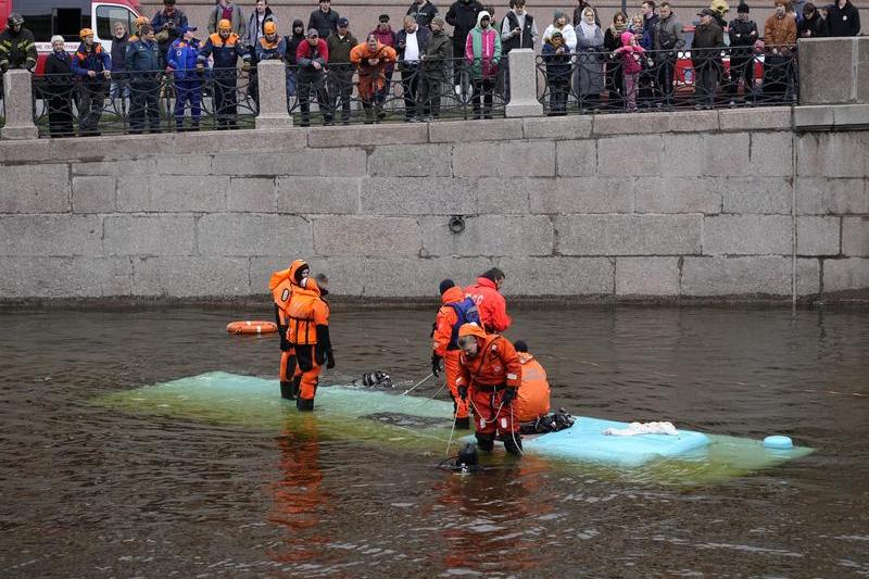 Salvatorii ruși au intervenit să recupereze victimele după ce un autobuz a căzut de pe un pod în Sankt Petersburg, Foto: Dmitri Lovetsky / AP / Profimedia