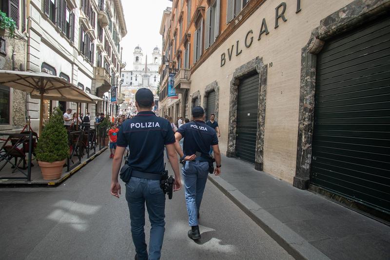 Politisti italieni la magazinul Bulgari jefuit in centrul Romei, Foto: Francesco Benvenuti-LaPresse / Shutterstock Editorial / Profimedia